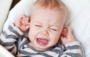 У дитини заклало вухо: причини, що супроводжують симптоми, що робити