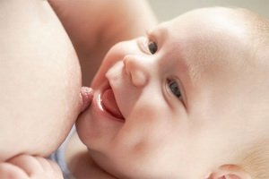 Скільки часу годувати дитину грудьми