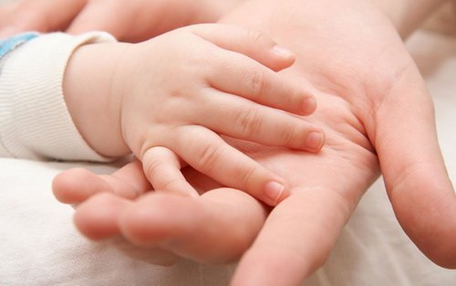 У дитини шаруються нігті: можливі причини і методи лікування