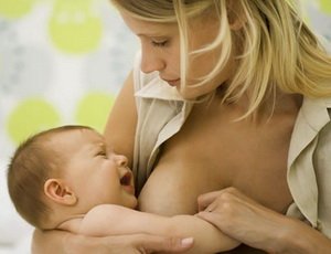 Як навчити дитину смоктати груди заново