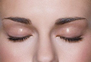 Як доглядати за шкірою навколо очей