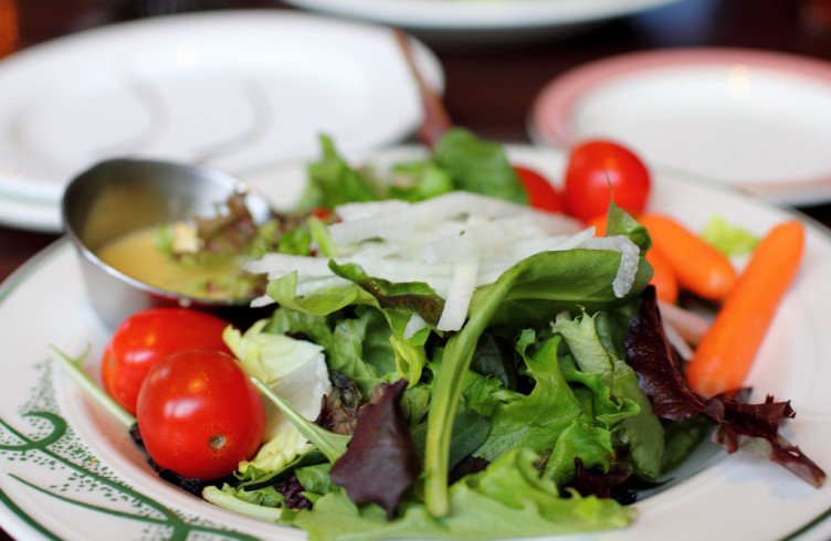 Правильний салат для бажаючих схуднути: як вибрати продукти та заправки