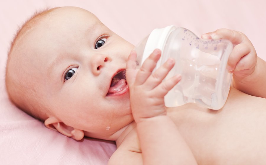 Чи можна давати воду новонародженому