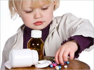 Перша допомога дитині при отруєнні побутовою хімією або ліками