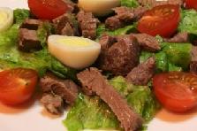Салат з мясом, помідорами, яйцями