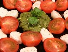 Рецепт салату з моцарелою (сиром), помідорами, соусом Песто