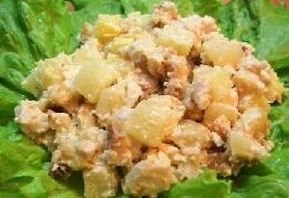 Рецепт салату з курки з ананасами, сухариками