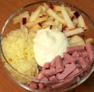 Салат з сиром, яблуком, шинкою