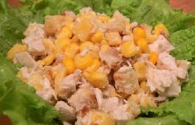 Рецепт салату з сухарями, сиром, кукурудзою і курячим філе