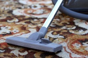 Як чистити килим у домашніх умовах – кращі способи для чистоти