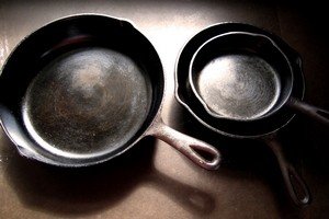 Чим і як очистити чавунну сковороду від нагару та інших забруднень?