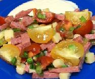 Салат з ковбасою, сиром, помідорами