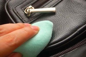 Як почистити шкіряну сумку від найскладніших плям?