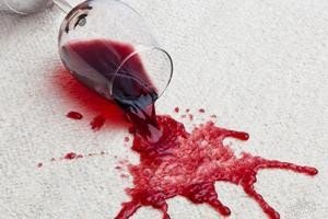 Як відіпрати червоне вино з тканини і одягу без сліду?