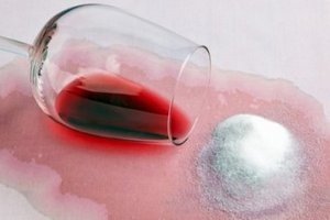 Як відіпрати червоне вино з тканини і одягу без сліду?