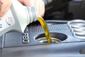 Чим відіпрати машинне масло – ефективні засоби