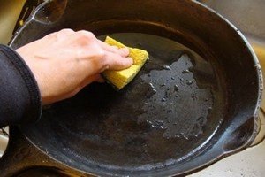 Як очистити сковороду від гарі – вивчаємо ефективні методи