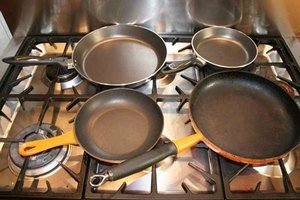 Як очистити сковороду від гарі – вивчаємо ефективні методи