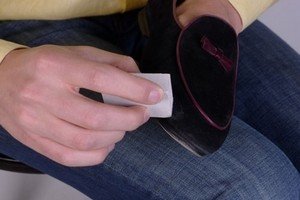 Як очистити замшеве взуття – принцип роботи з примхливої тканиною