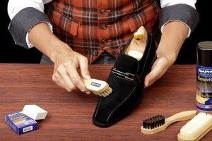 Як очистити замшеве взуття – принцип роботи з примхливої тканиною