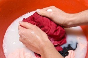 Як відіпрати клей від одягу – тільки ефективні способи