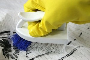 Чим можна відтерти фарбу з одягу – методи і варіанти