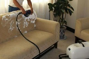Чим почистити диван в домашніх умовах від різних плям?