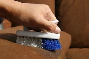 Чим почистити диван в домашніх умовах від різних плям?