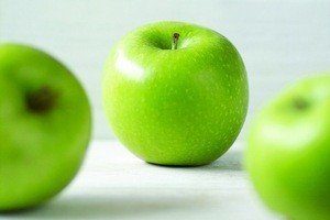 Плями від яблук – чим вивести максимально швидко?