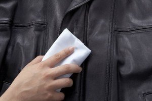 Як прати шкіряну куртку – поради по видаленню плям