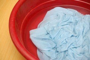 Як прати речі, які линяють – вивчаємо ефективні способи прань