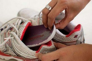 Як прибрати запах з кросівок – ефективні методи боротьби