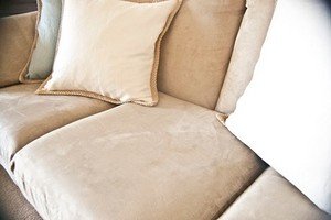 Як позбавитися від запаху сечі на дивані – вивчаємо ефективні способи