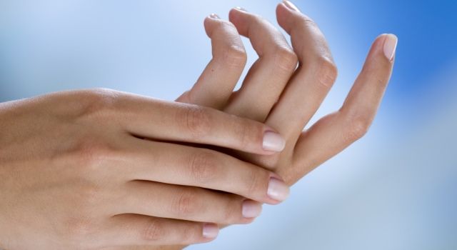 Що означають родимки на пальцях рук: прикмети