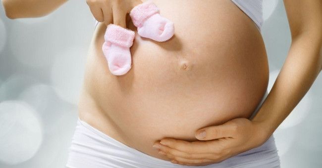 Помацати живіт вагітної: прикмети