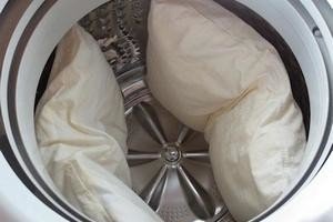 Як прати подушки з піря в машинці і руками?