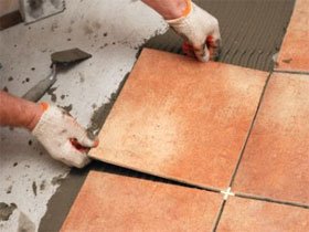 Як правильно укладати плитку на підлогу