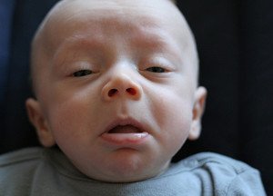 Чому дитина кашляє уві сні або після годування
