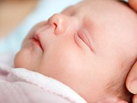 Чому новонароджена дитина постійно чхає