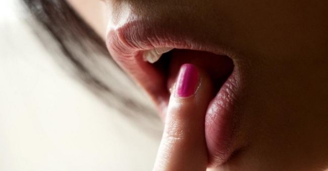 Прикусити язика під час їжі: прикмети