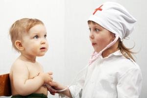 Чому тече кров з вуха у дитини при отиті або травмі