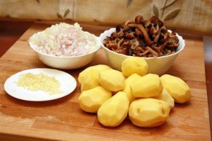 Як здивувати гостей? Приготуйте картоплю з грибами і сметаною в мультиварках Поларіс і Редмонд. Рецепти з фото.