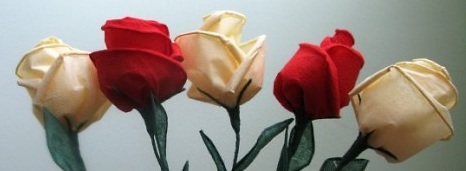 Такий букет троянд із серветок може прикрасити все