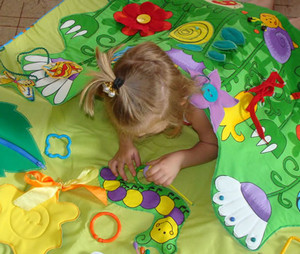 Як самостійно зробити килимок для розвитку дитини?