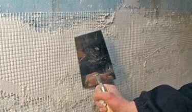 Як провести роботи по оштукатурення стін різними видами розчинів