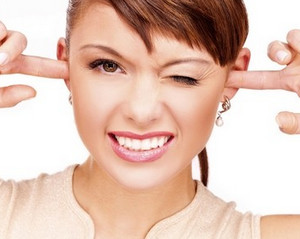 Симптоми сірчаної пробки у вухах і методи її усунення