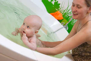 Плавання з немовлятами — чим корисно, і на що варто звернути увагу