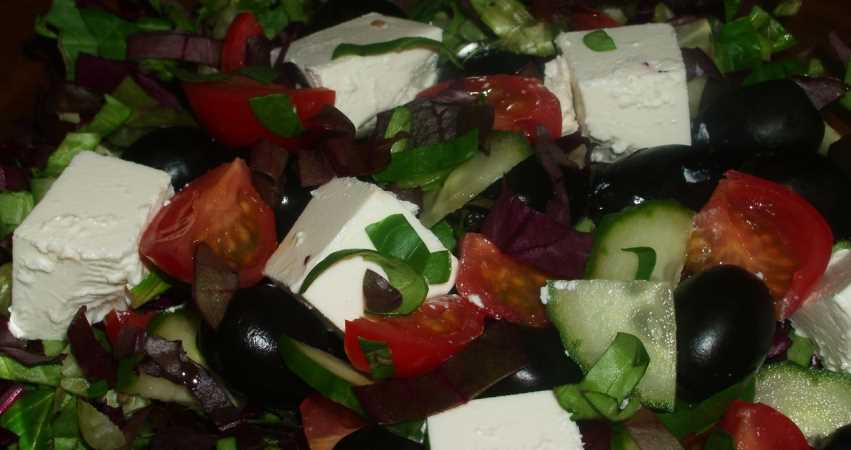 Салат з руколою, помідорами чері та сиром по грецьки