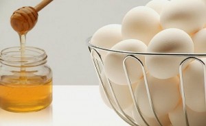 Рецепт зміцнює і лікувальної маски для волосся з медом і яйцем
