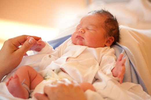 Перші тижні перебування новонародженого вдома. Що робити?